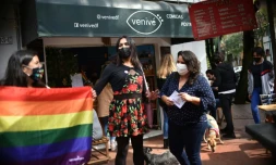 La députée élue Maria Clemente Garcia (c), l'une des premières personnes transgenres à entrer le 1er septembre prochain au parlement mexicain, le 25 juin 2021 à Mexico