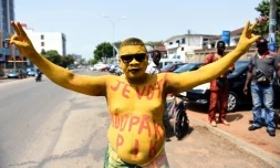 Un partisan du candidat à la présidentielle au Bénin, Pascal Irénée Koupaki, à Cotonou, le 4 mars 2016
