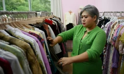 L'influenceuse chinoise Amanda Yao, créatrice d'une marque de vêtements grande taille, le 14 novembre 2024 dans ses bureaux à Canton