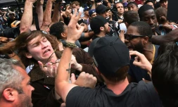 Partisans et opposants de Donald Trump s'affrontent le 27 mai 2016 à San Diego