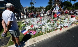 Fleurs, bougies et messages de condoléances s'amoncellent prÚs de la Promenade des Anglais, le 16 juillet 2016 à Nice