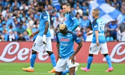 La déception du buteur de Naples Victor Osimhen aprÚs le match nul concédé contre la Salernitana, le 30 avril 2023 au stade Diego Maradona