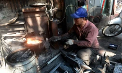 Dans la rue des forgerons de la capitale vietnamienne, Ngyuen Phuong Hung, qui travaille assis sur un petit tabouret devant son feu, est le dernier maître du métal