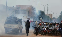 Des policiers tirent des gaz lacrymogĂšne contre des manifestants, le 16 septembre 2021 Ă Ouagadougou, au Burkina Faso