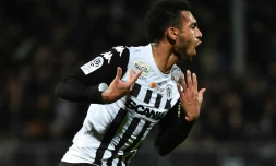Le milieu de terrain d'Angers,  Angelo Fulgini au cours du match nul  avec Nice (1-1), pour la 33e journée de L1, au stade Raymond-Kopa d'Angers, le 13 avril 2018