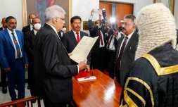 Le nouveau président sri-lankais Ranil Wickremesinghe prête serment le 21 juillet 2022 au parlement à Colombo.