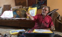 L'Irakien Mostafa montre ses dessins lors d'une interview avec l'AFP, le 23 mai 2017 ) Hamman al-Alil, au sud de Mossoul