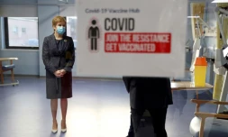 La PremiÚre ministre écossaise Nicola Sturgeon porte un masque de protection durant une visite au Western General Hospital à Edimbourg (Royaume-Uni), le 7 décembre 2020