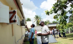 Des membres de l'équipe de prévention contre le virus Zika, le 25 février 2016 à Baie-Mahault, en Guadeloupe