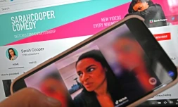 Capture de l'écran d'un portable le 16 juillet 2020 montrant des mimiques de l'humoriste Sarah Cooper imitant sur sa chaine YouTube SarahCooper Comedy channel le président Trump