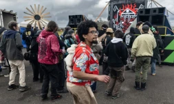 Des participants à une rave party à Pluguffan, dans le Finistère, le 30 mars 2024