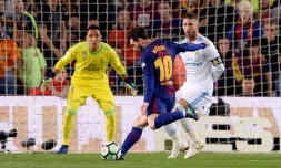 La star du FC Barcelone Lionel Messi face au Real Madrid de Sergio Ramos (d) et Keylor Navas, le 6 mai 2018 au Camp Nou