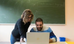 Adib (d), un réfugié syrien, lors d'un cours de français à l'Université de Haute-Alsace à Mulhouse, le 21 mars 2016