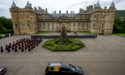 La voiture transportant le cercueil d'Elizabeth II arrive au palais d' Holyroodhouse, à Edinburgh le 11 septembre 2022
