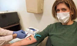 Diana Berrent donne son sang au laboratoire de pathologie de l'hôpital Irving de Columbia University, le 30 mars 2020 à New York
