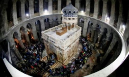 Le tombeau où le Christ a été enterré selon la tradition, paré de ses nouvelles couleurs dans l'église du Saint-Sépulcre à Jérusalem, le 21 mars 2017