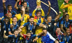 Le trophée de champion du monde pour le capitaine Hugo Lloris et les Bleus, vainqueurs de la Croatie à Moscou, le 15 juillet 2018 