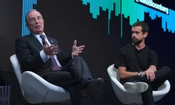Le patron de Twitter Jack Dorsey (d) et le fondateur de l'agence Bloomberg, Michael Bloomberg, le 1er mai 2017 à New York