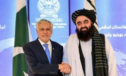 Photo du 19 avril 2025 diffusée par le ministère pakistanais des Affaires étrangères montrant le ministre des Affaires étrangères Ishaq Dar (g) et son homologue afghan Amir Khan Muttaqi lors d'une rencontre à Kaboul, en Afghanistan