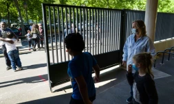 Des enfants finissent leur journée d'école à l'établissement élémentaire Cour-de-Lorraine, à Mulhouse, le 18 mai 2020