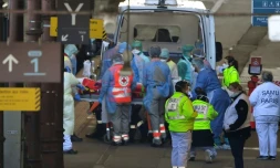 Des équipes médicales embarquent des patients contaminés par le coronavirus à bord d'un TGV médicalisé pour les évacuer vers des hôpitaux des Pays-de-la-Loire, le 26 mars 2020 à Strasbourg