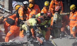 Les secours sur le site de l'effondrement d'une maison de retraite à Belo Horizonte, au Brésil, le 5 mars 2026