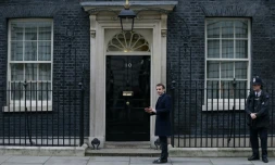 Le candidat à l'élection présidentielle française Emmanuel Macron arrive au 10 Downing Street à Londres pour y rencontrer la Première ministre britannique Theresa May, le 21 février 2017
