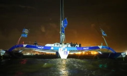 Macif, le maxi-trimaran de François Gabart et Pascal Bidégorry, franchit en vainqueur l'arrivée de la Transat Jacques Vabre à Itajai (Brésil), le 7 novembre 2015
