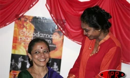 Les artistes de la Fondation Kalakshetra de Chennaï présenteront le spectacle  &quot;Choodamani Pradanam&quot; le samedi 24 et le dimanche 25 septembre 2005 au théâtre de Champ Fleuri à Saint-Denis