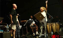 Danyèl Waro, l'un des principaux chantres du maloya (musique traditionnelle de La Réunion) et l'harmoniciste Olivier Ker Ourio  en répétition pour une série de concerts en septembre 2002