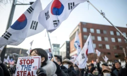 Des partisans du président sud-coréen déchu Yoon Suk Yeol manifestent devant sa résidence à Séoul, le 1er janvier 2025