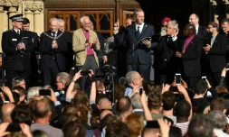 L'écrivain Tony Walsh lit un de ses poèmes intitulé "This Is The Place", le 23 mai 2017