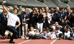 Tony Estanguet, coprésident de Paris-2024, s'offre un selfie avec les inspecteurs du CIO durant une visite au Stade de France, le 15 mai 2017
