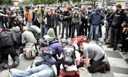 Des manifestants viennent en aide à des blessés lors de la manifestation contre la loi travail, le 14 juin 2016 à Paris