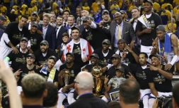 Les Golden State Warriors, sacrés champions NBA 2017, après leur série victorieuse contre Cleveland, le 12 juin  à Oakland