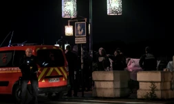 Des policiers bouclent une rue aprÚs une agression au couteau qui a fait un mort et un blessé à Bordeaux, le 9 avril 2024