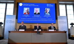 Un écran affiche les portraits des lauréats du prix Nobel de Physique 2025 (g-d) Le Britannique John Clarke, le Français Michel H Devoret et l'Américain John M Martinis lors d'une conférence de presse à l'Académie royale des sciences de Suède, le 7 octobre 2025 à Stockholm