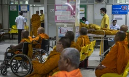Des moines bouddhistes en Thaïlande font un check-up médical dans un hôpital à Bangkok, le 12 novembre 2018