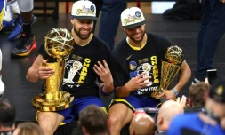 Les "Splash Brothers" de Golden State Klay Thompson (g.) et Stephen Curry (d.) célèbrent leur 4e titre NBA après la victoire de leur équipe face aux Celtics, à Boston le 16 juin 2022.