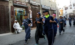 Des Saoudiennes courent vêtues d'une abaya sportive à Jeddah le 8 mars 2018