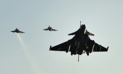 Des avions Rafale reviennent se poser sur le porte-avions Charles-de-Gaulle, le 23 novembre 2015 en mer Méditerranée dans le cadre de l'opération Chammal en Syrie et en Irak