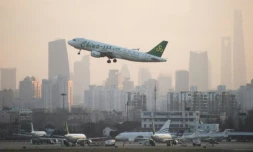 Un avion de la compagnie Spring Airlines décolle de l'aéroport de Hongqiaou à Shanghai le 8 février 2015