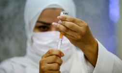 Une soignante remplit une seringue avec une dose de vaccin contre le coronavirus, dans un centre de vaccination dans la ville de KoweĂŻt le 11 avril 2021.