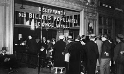 Des gens font la queue dans une gare à Paris pour obtenir des billets de "congé annuel", après la signature des accords de Matignon par le gouvernement de Front populaire le 7 juin 1936