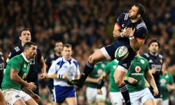 L'arrière du XV de France Scott Spedding (d) laisse échapper le ballon face à l'Irlande lors du Six nations, le 25 février 2017 à Dublin