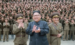 Le numéro un nord-coréen Kim Jong-Un (c), le 14 août 2017 dans un lieu non précisé par l'agence officielle nord-coréenne qui a diffusé la photo