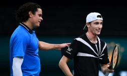 Le Français Ugo Humbert (d) battu par le Canadien Milos Raonic (g) en quart de finale du Masters 1000 de Paris, le 6 novembre 2020  