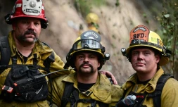 Des pompiers sur une colline à Twain, en Californie le 26 juillet 2021