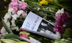 Des fleurs et des messages de condoléance déposés devant le chùteau de Windsor, ouest de Londres, le 11 avril 2021, deux jours aprÚs la mort du Prince Philip, époux de la reine Elizabeth II