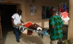 Une victime des attaques dans le nord-est du Nigeria portée par les secouristes à Maiduguri, au Nigeria, le 17 juin 2018 